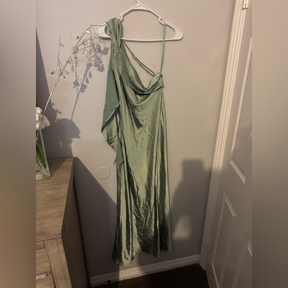 Selfie Leslie. Carmel One-Shoulder Sash Maxi Dress. Green. Size medium. NWT. - Picture 4 of 5